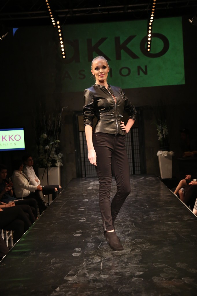 Katerina Sonkova v elegantnim cernem modelu Takko