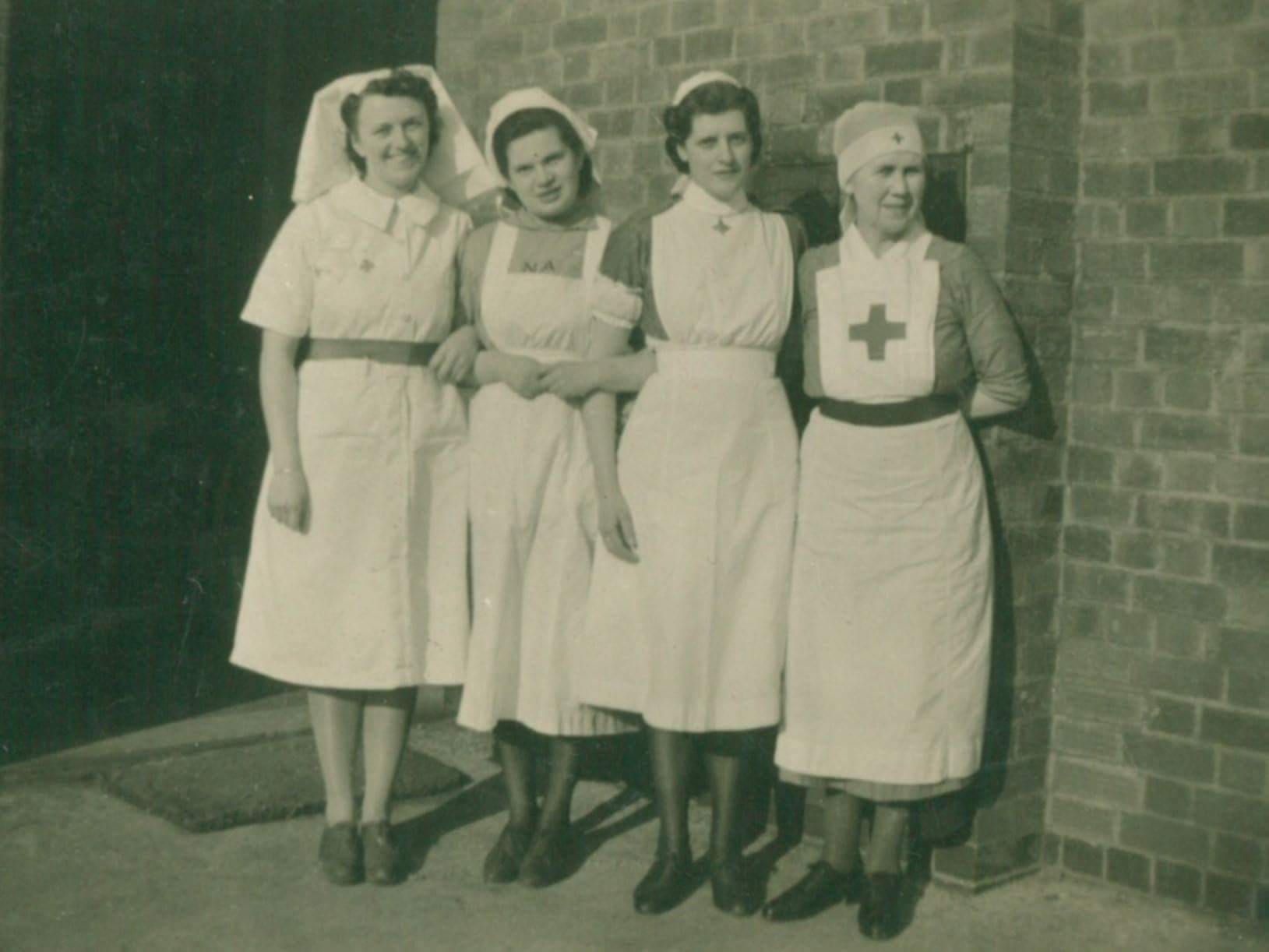 Eva, druhá zleva, v uniformě britské organizace Civil Nursing Reserve.