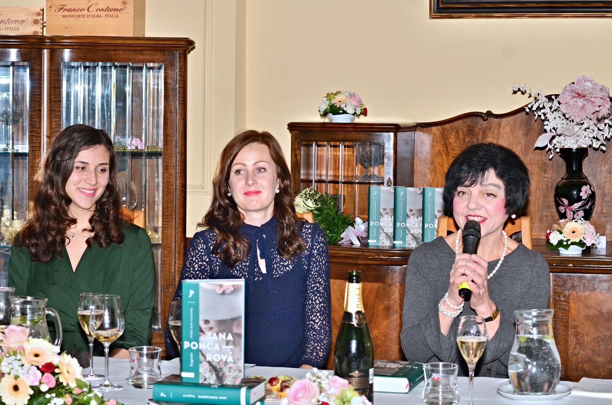 Zleva Kateřiná Hájková z nakladatelství, uprostřed autorka, u mikrofonu Tamara Salcmanová